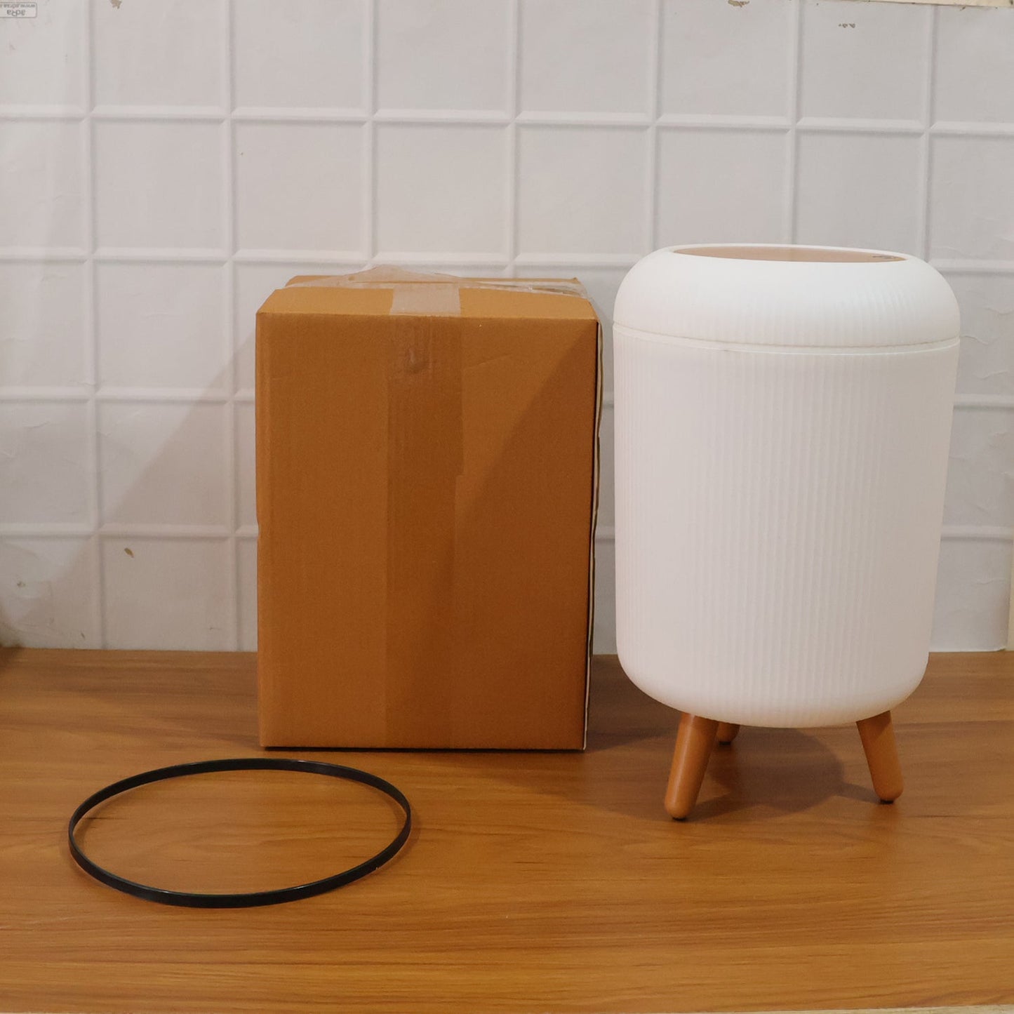 Small size indoor trash can suitable for dry waste disposal