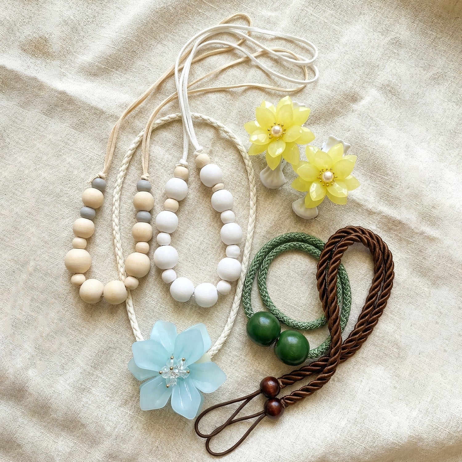 Elegant curtain holdback featuring beaded rope and floral accents