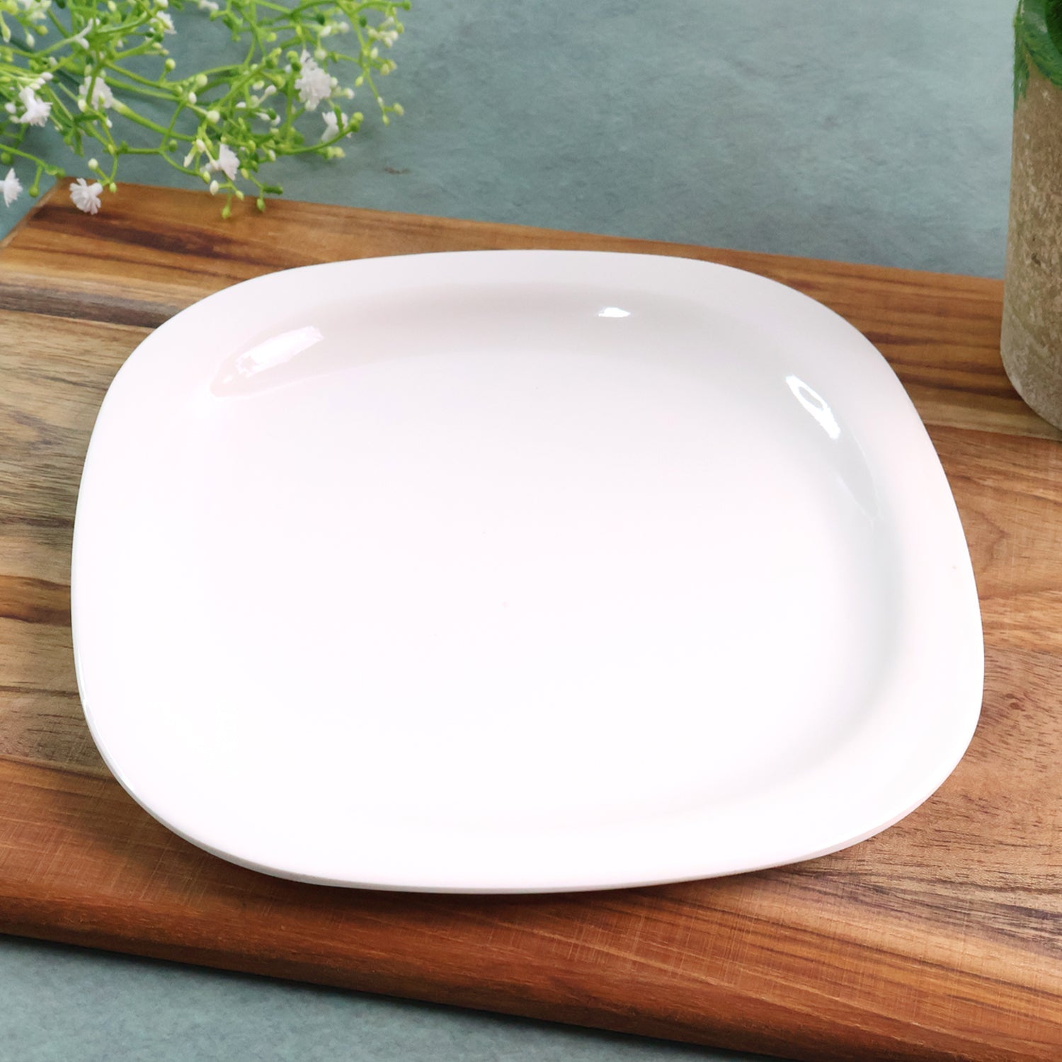 Lightweight and easy to handle square dinner plate 32 cm for daily meals