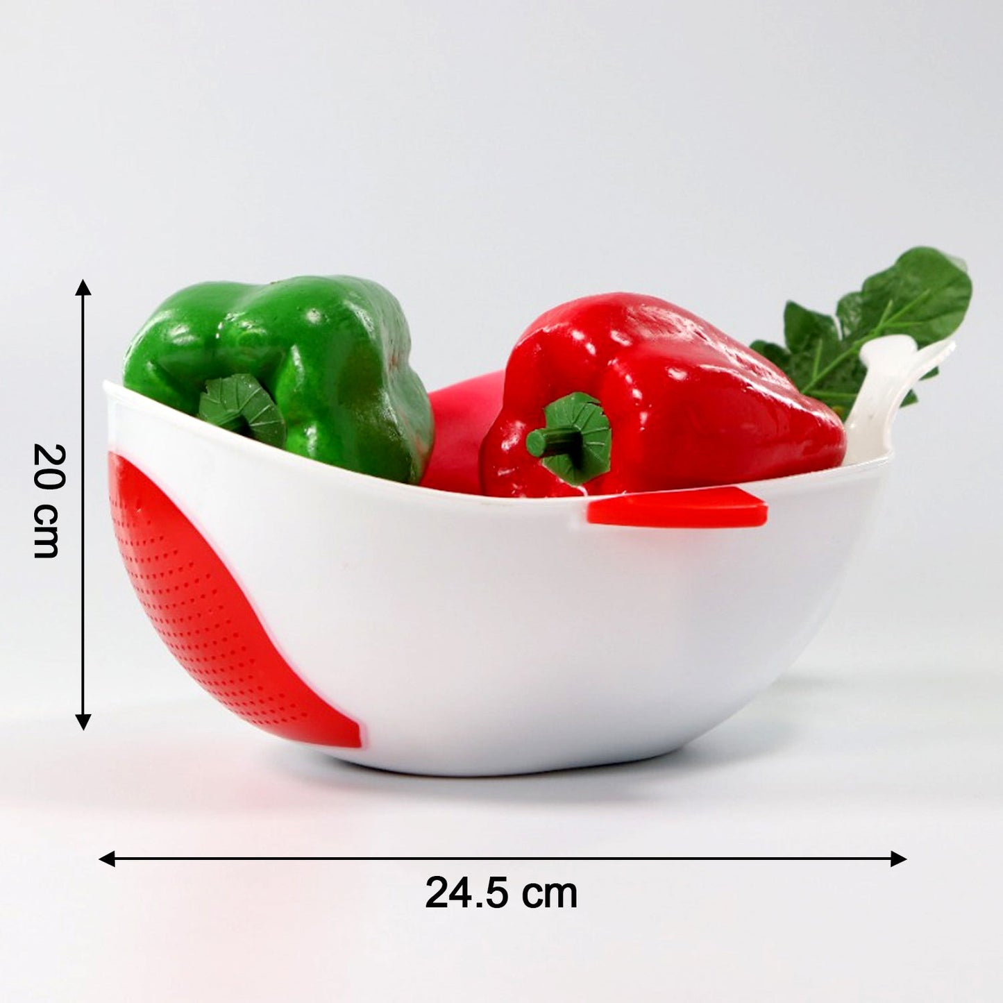 A white whale-shaped rice drainer bowl with red accents holds green and red bell peppers, with dimensions of 20 cm height