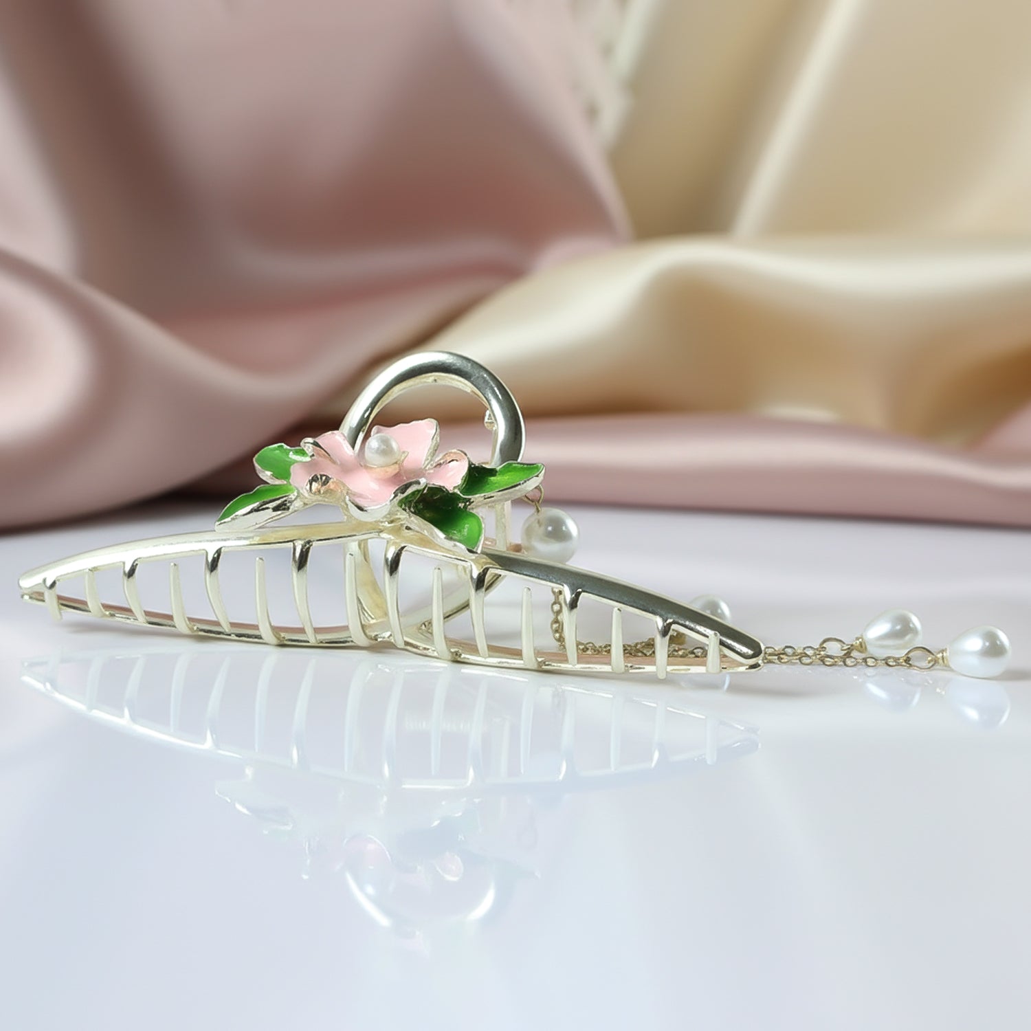 Hair claw clip with flower and pearl chain detail