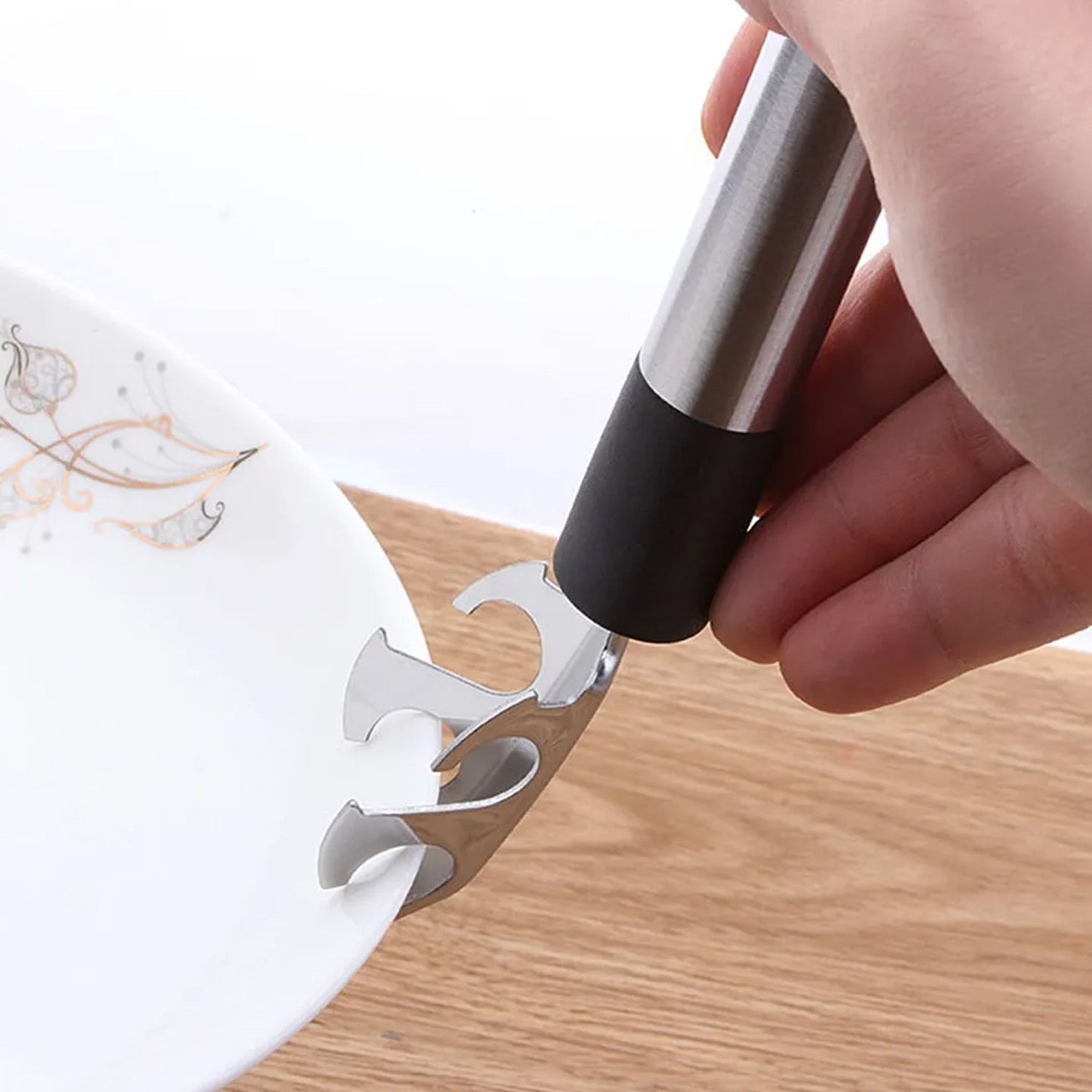 Close-up of hot pot gripper's strong grip on kitchen utensil