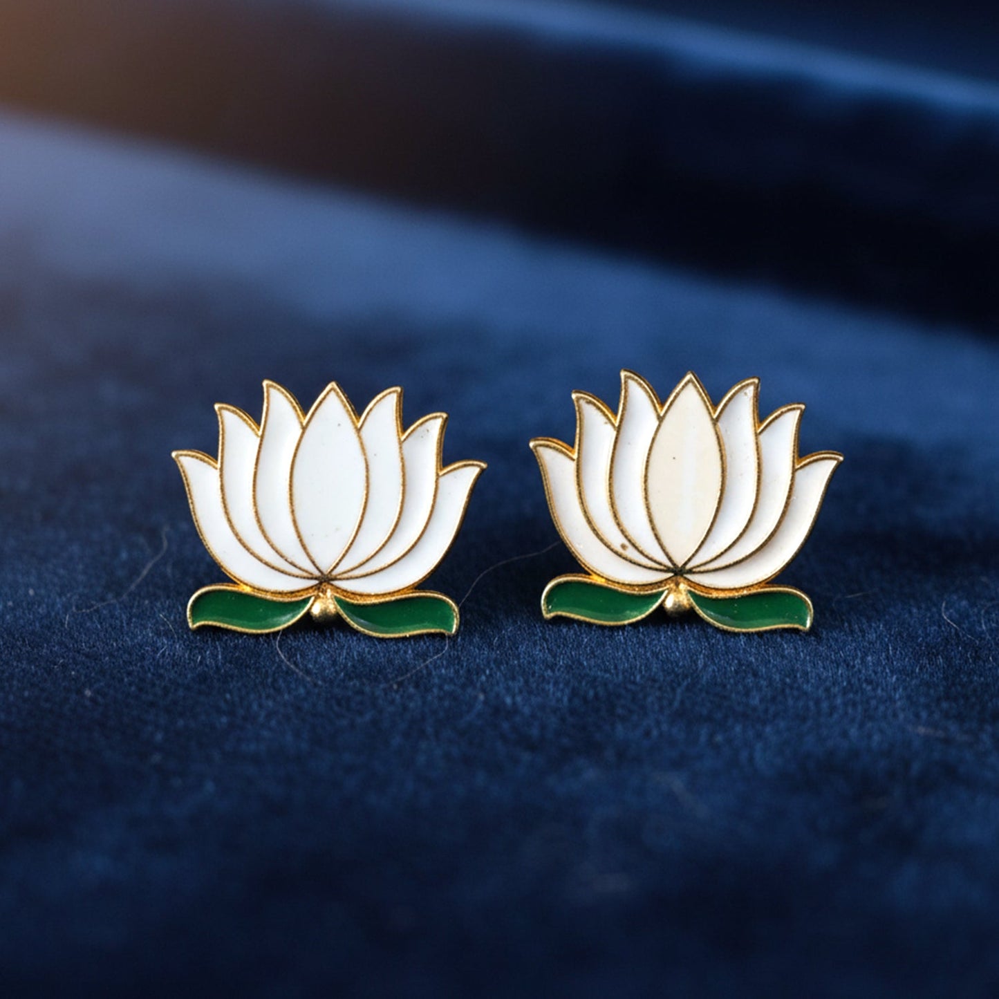 Traditional jewellery set with refined lotus flower detailing