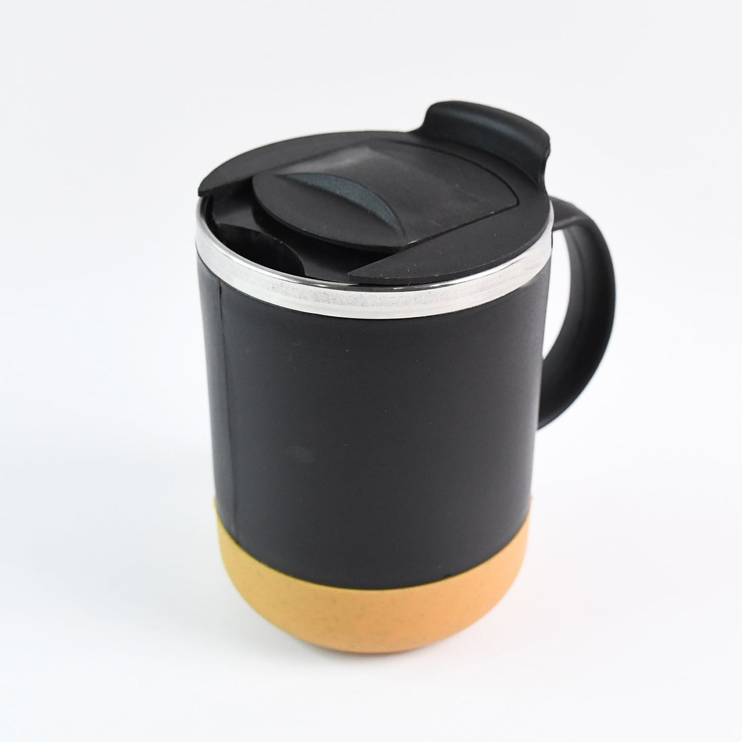 Ergonomic handle insulated coffee mug for comfortable grip on commute