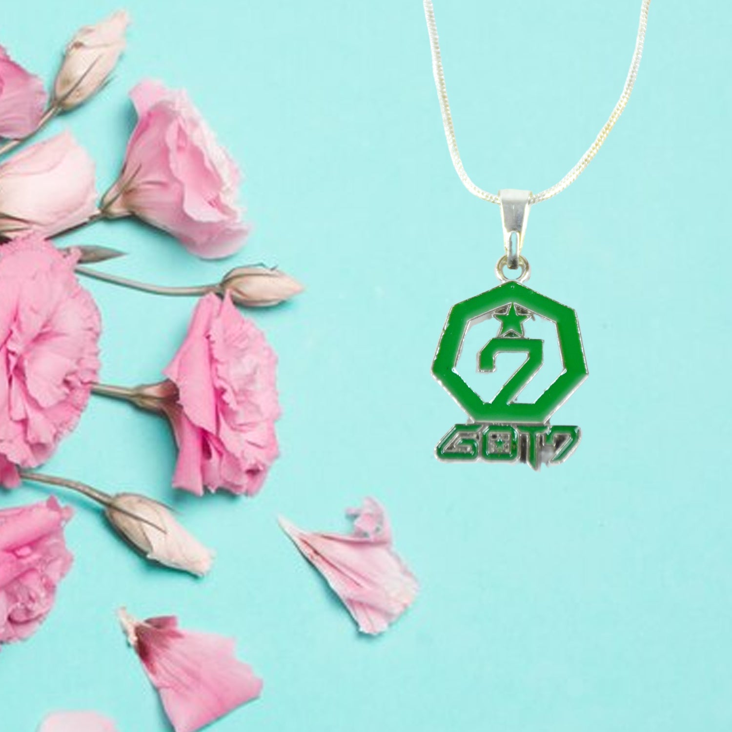 Attractive pendant necklace combining comfortable wear and trendy design
