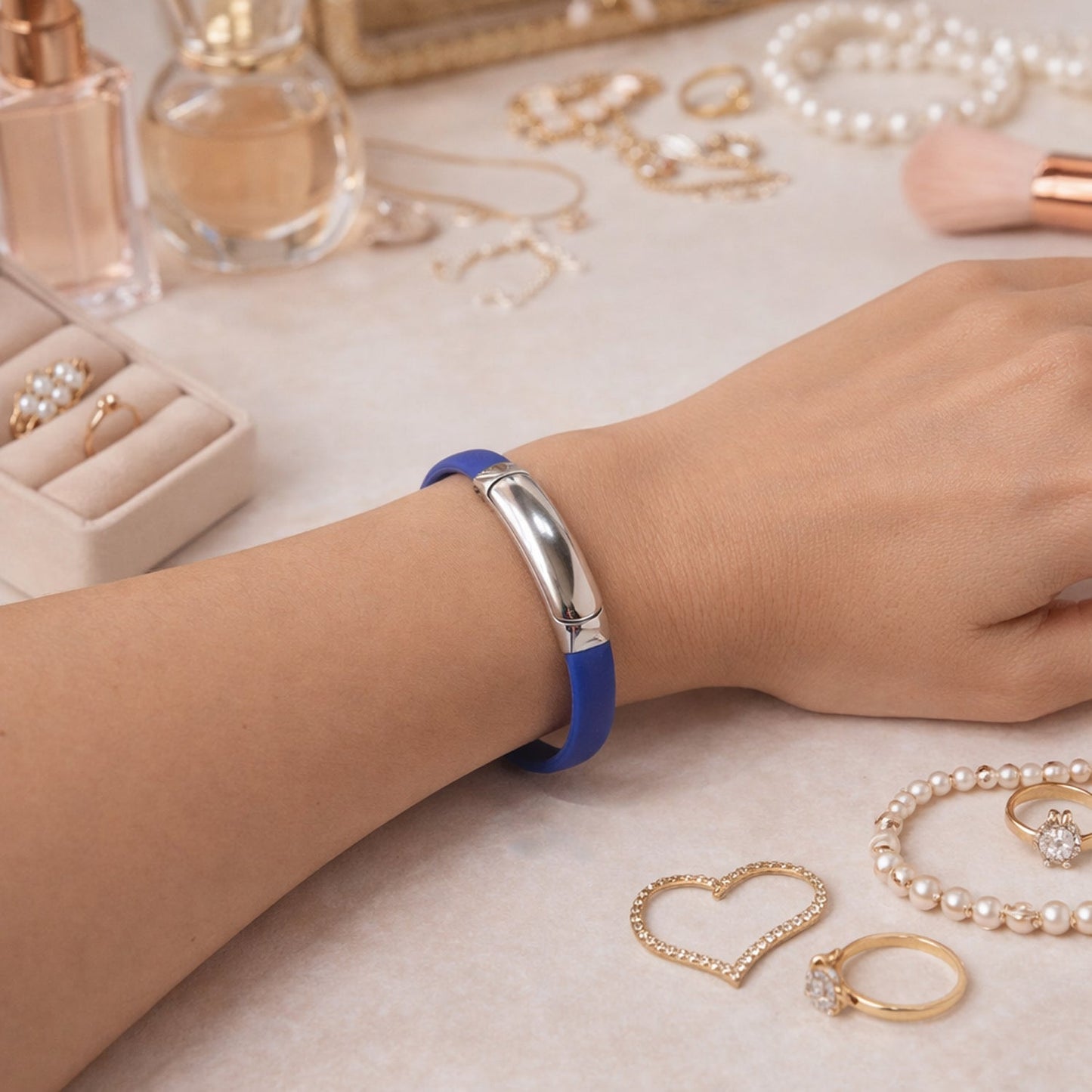 Lightweight designer wrist bracelet with secure lock mechanism