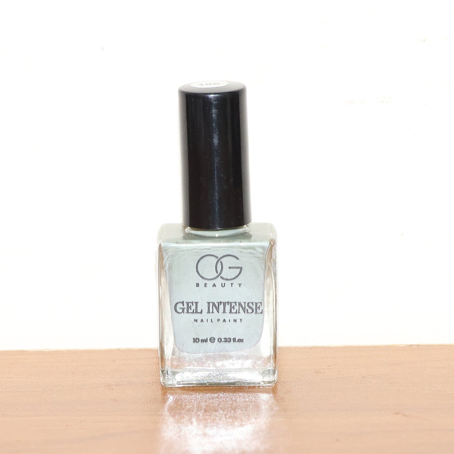 Sweet pearl grey gel nail lacquer in 10 ML travel-friendly bottle