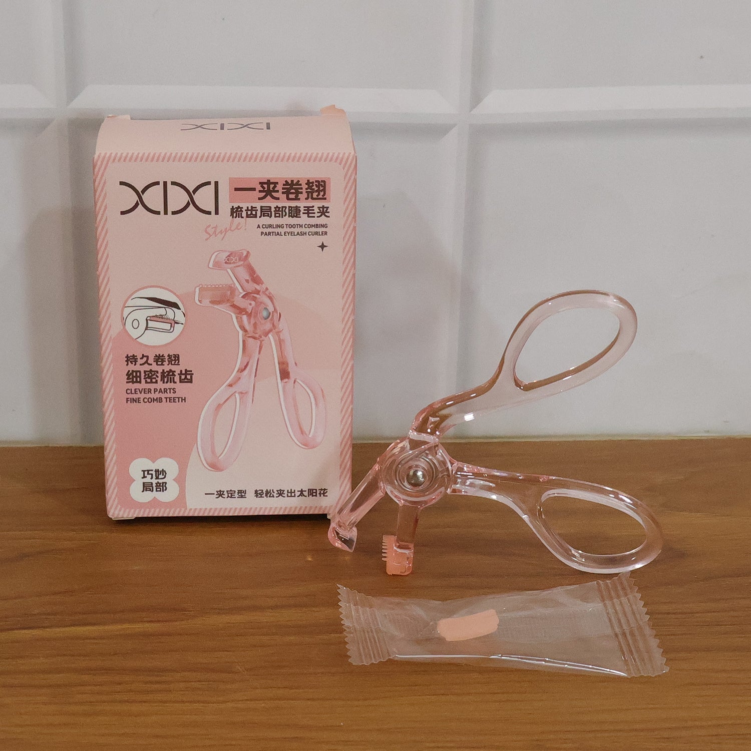 Ergonomic transparent eyelash curler made from durable plastic