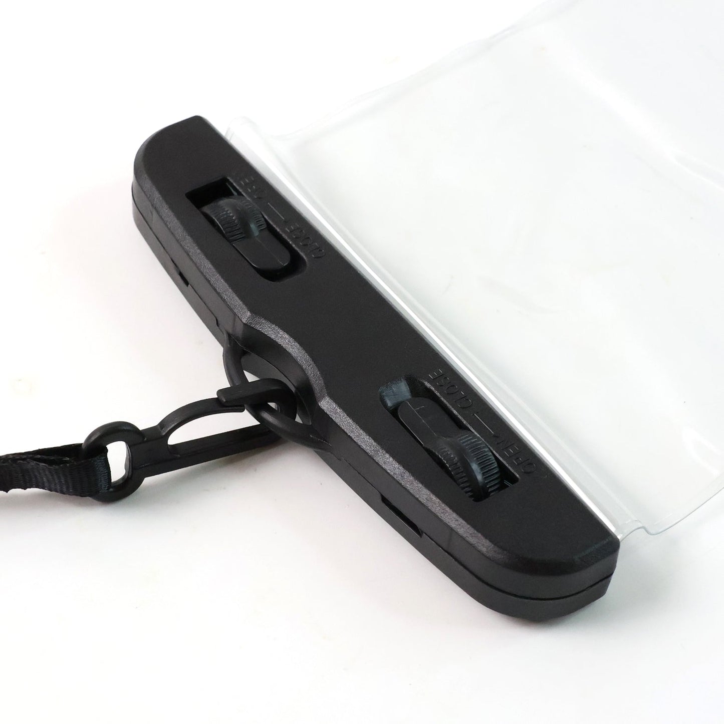 Detailed view of the robust sealing clip on the waterproof mobile pouch.