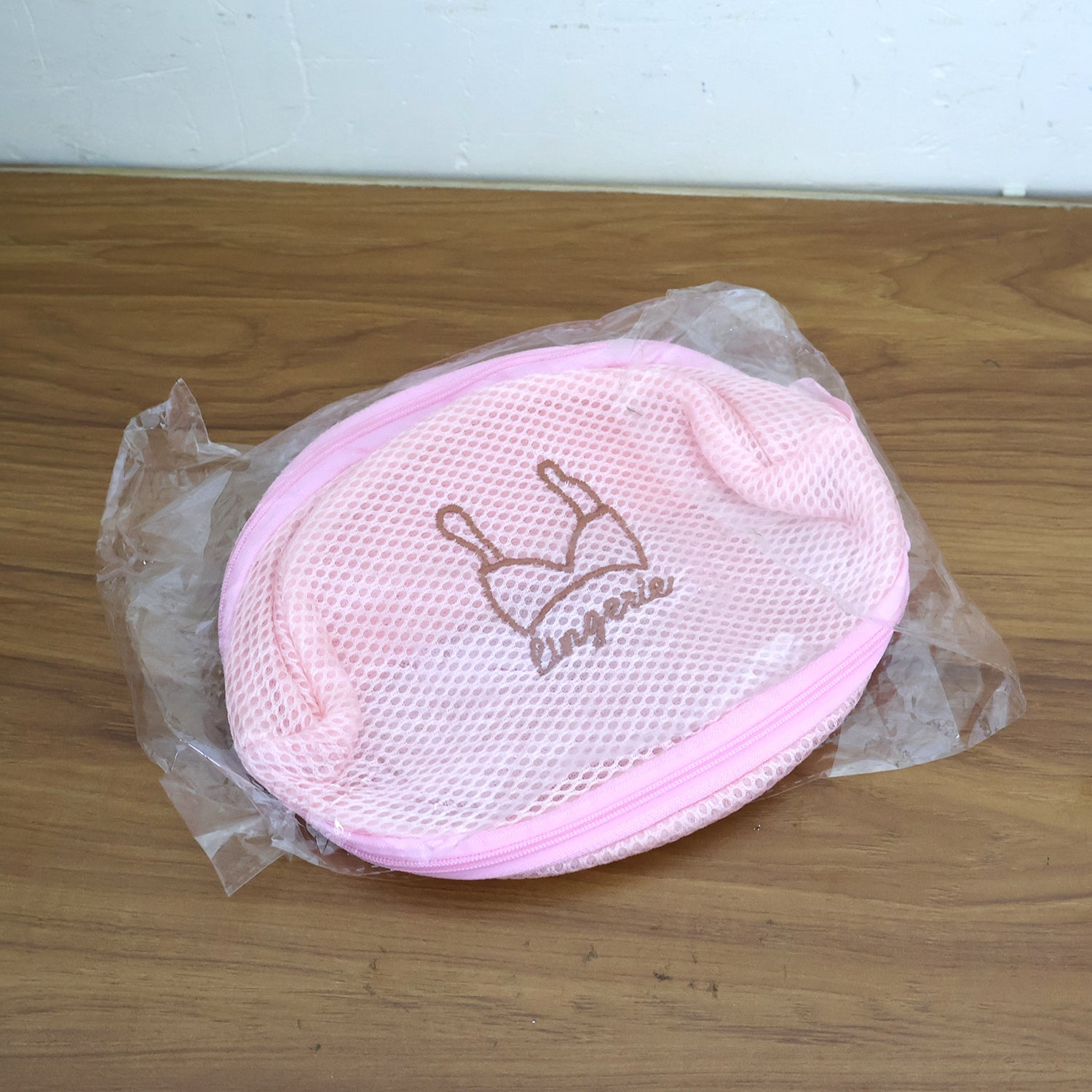 Structured protective mesh laundry bag for delicate items including bras