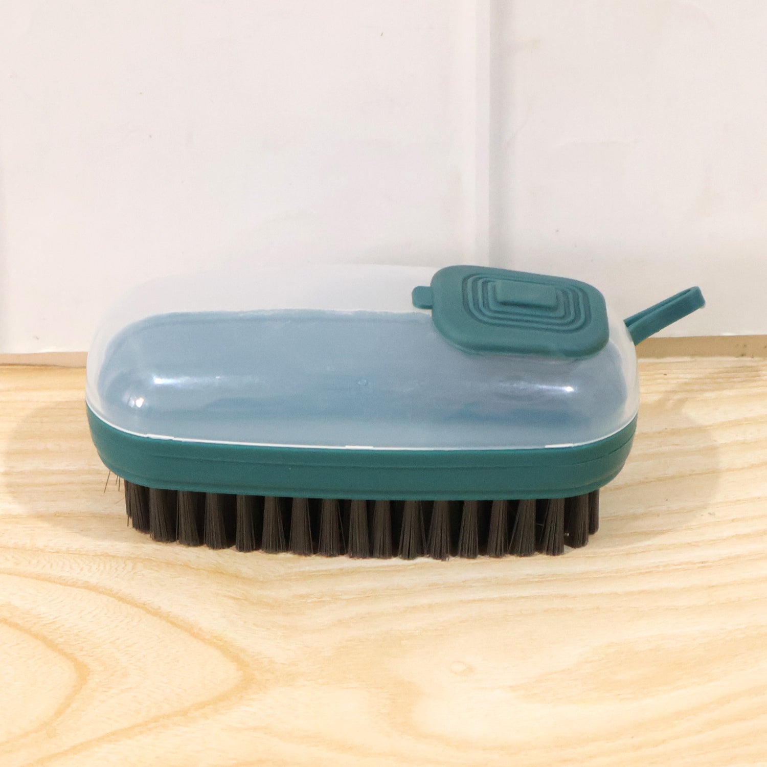 Compact hydraulic cleaning brush for household use