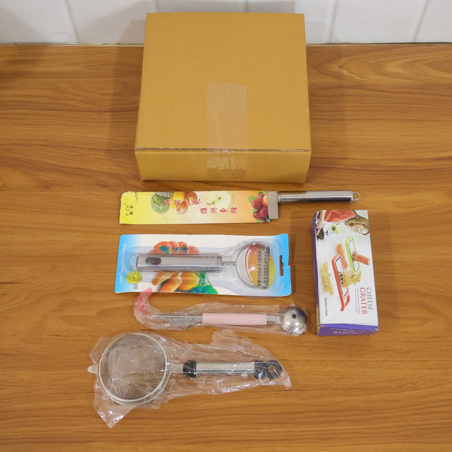 Packaging box of the 5-in-1 multipurpose kitchen tool set