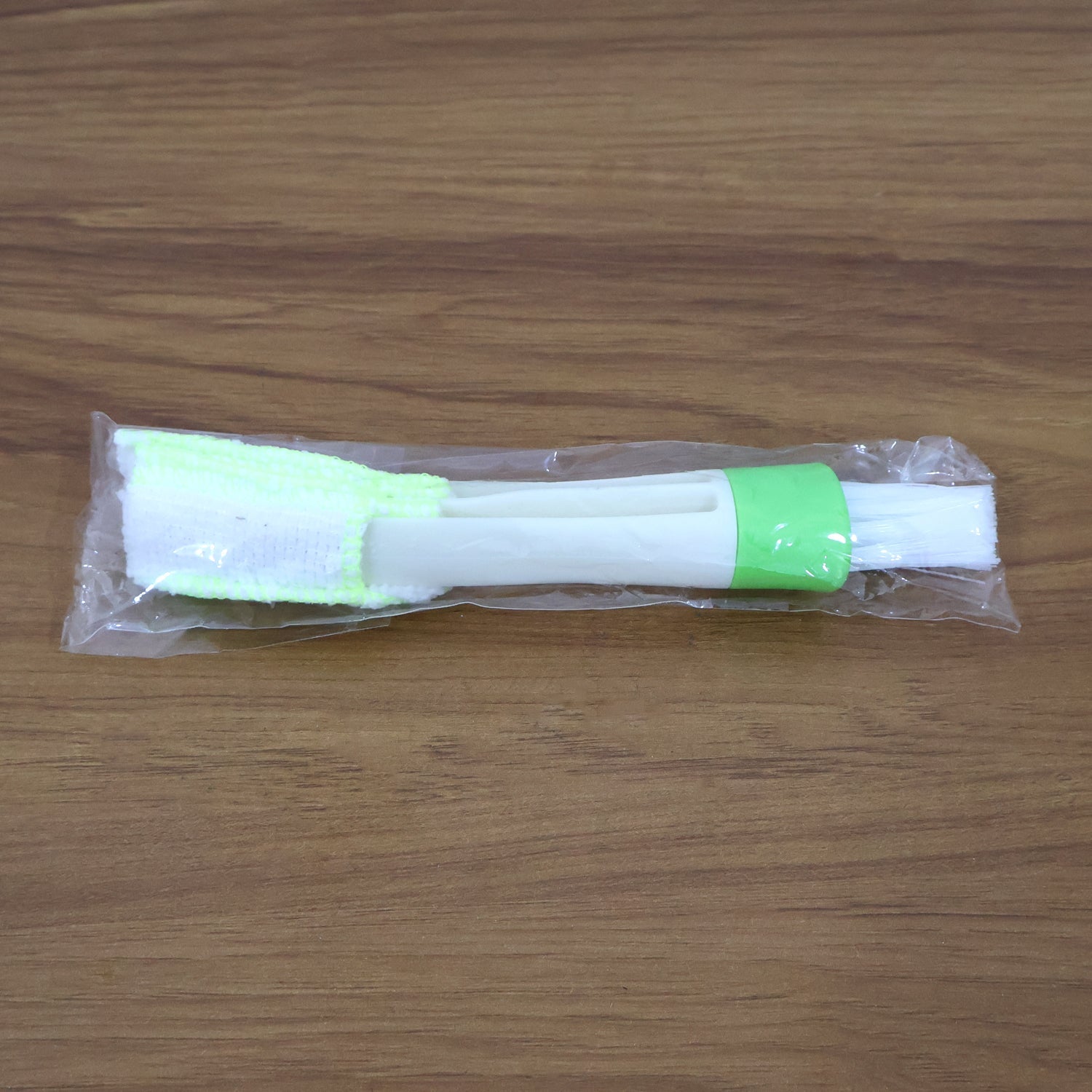Electronics and gadget cleaning brush for dusting
