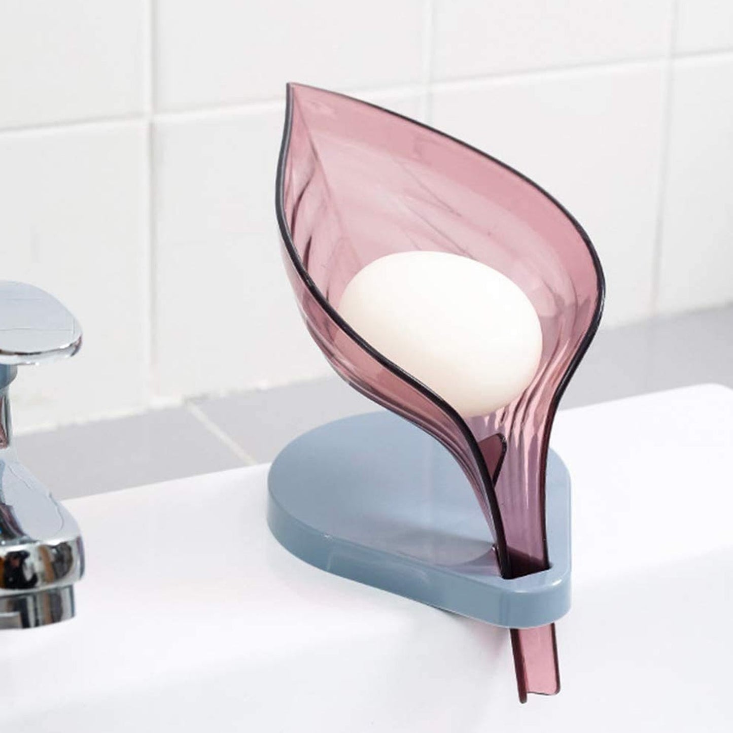 Kitchen soap tray in leaf design for countertop use
