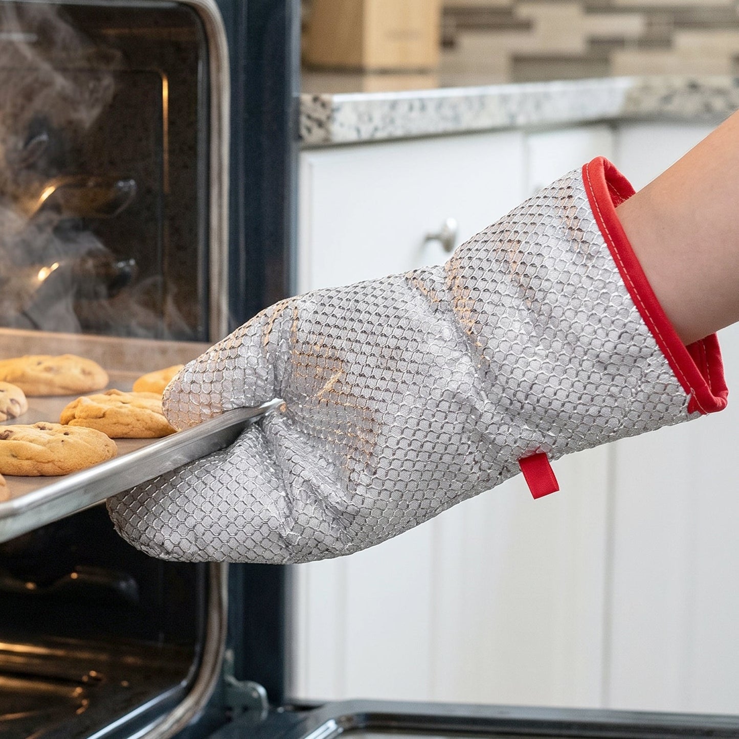 Kitchen glove used while handling a baking tray