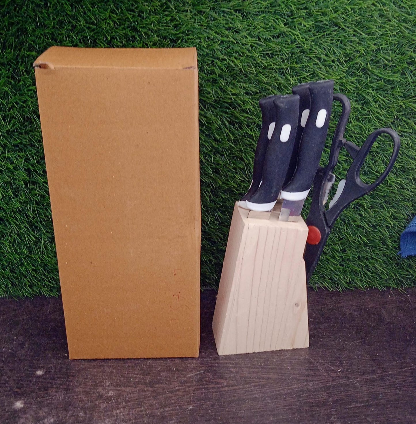 Wooden block knife set holding multiple kitchen knives with sharp serrated edges