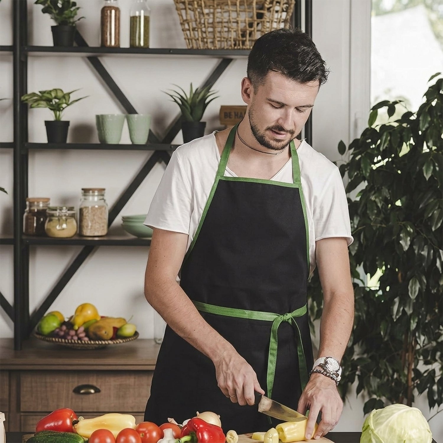 Adjustable apron used for kitchen cooking