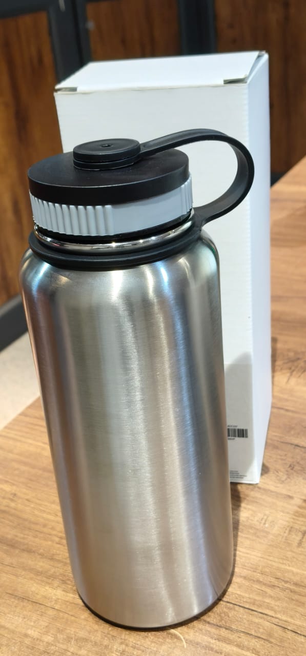 Portable stainless steel vacuum insulated water bottle for travel and gym use