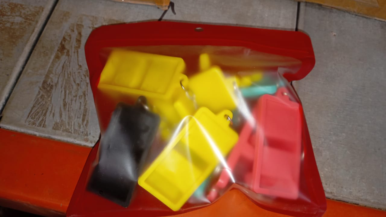 Multi-color mobile stand keychain combining phone holder and keyring