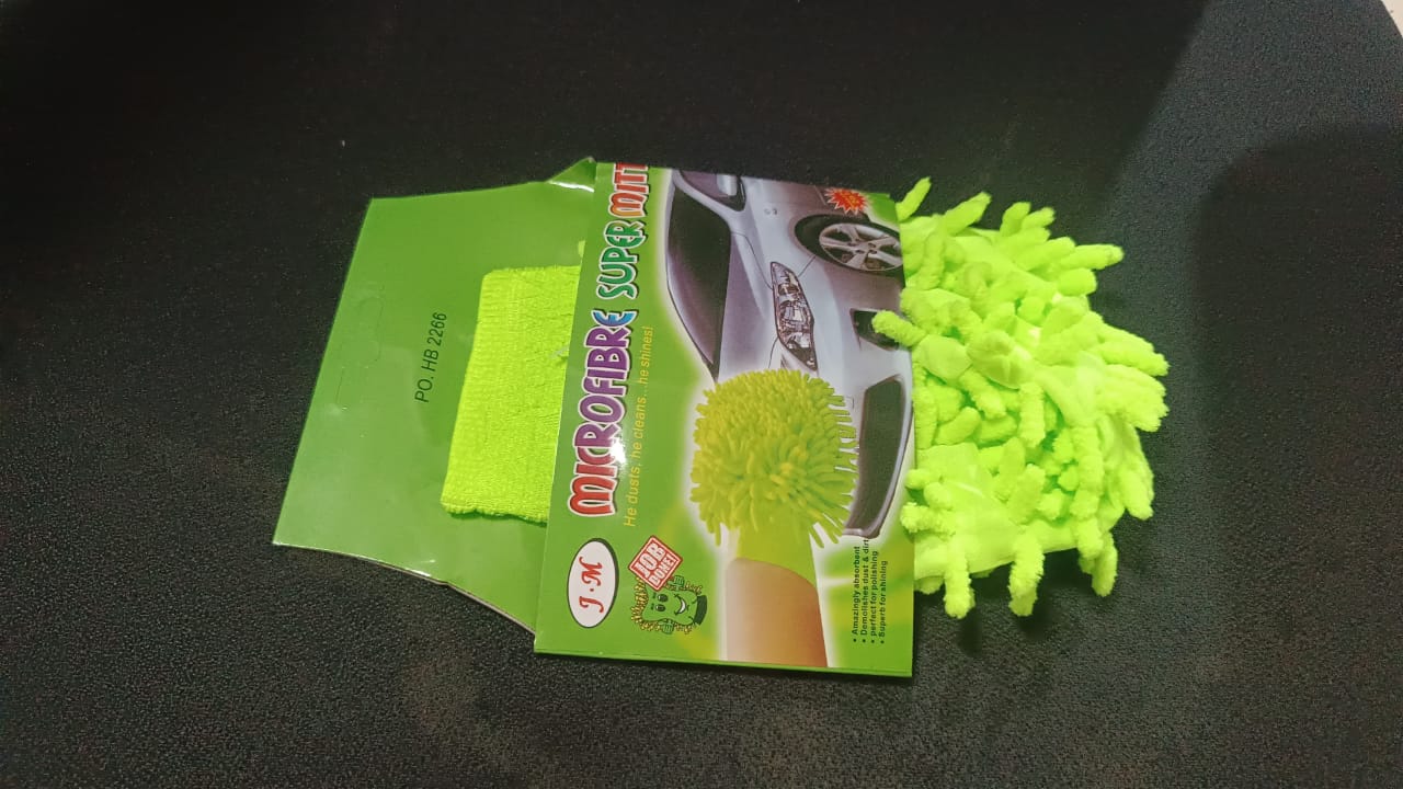 Using microfiber car wash glove mitt for vehicle cleaning