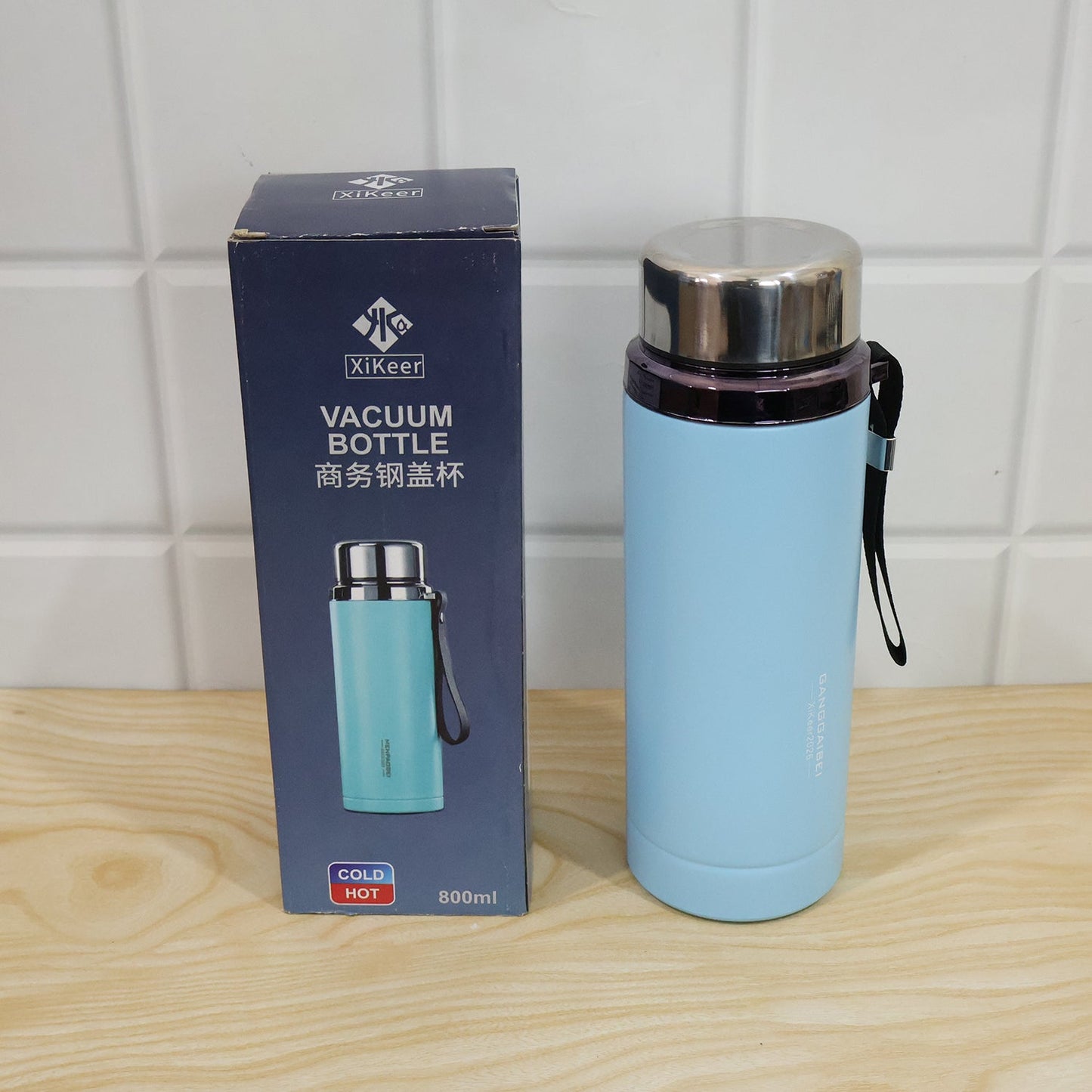 Live photo of 800 ml vacuum insulated water bottle