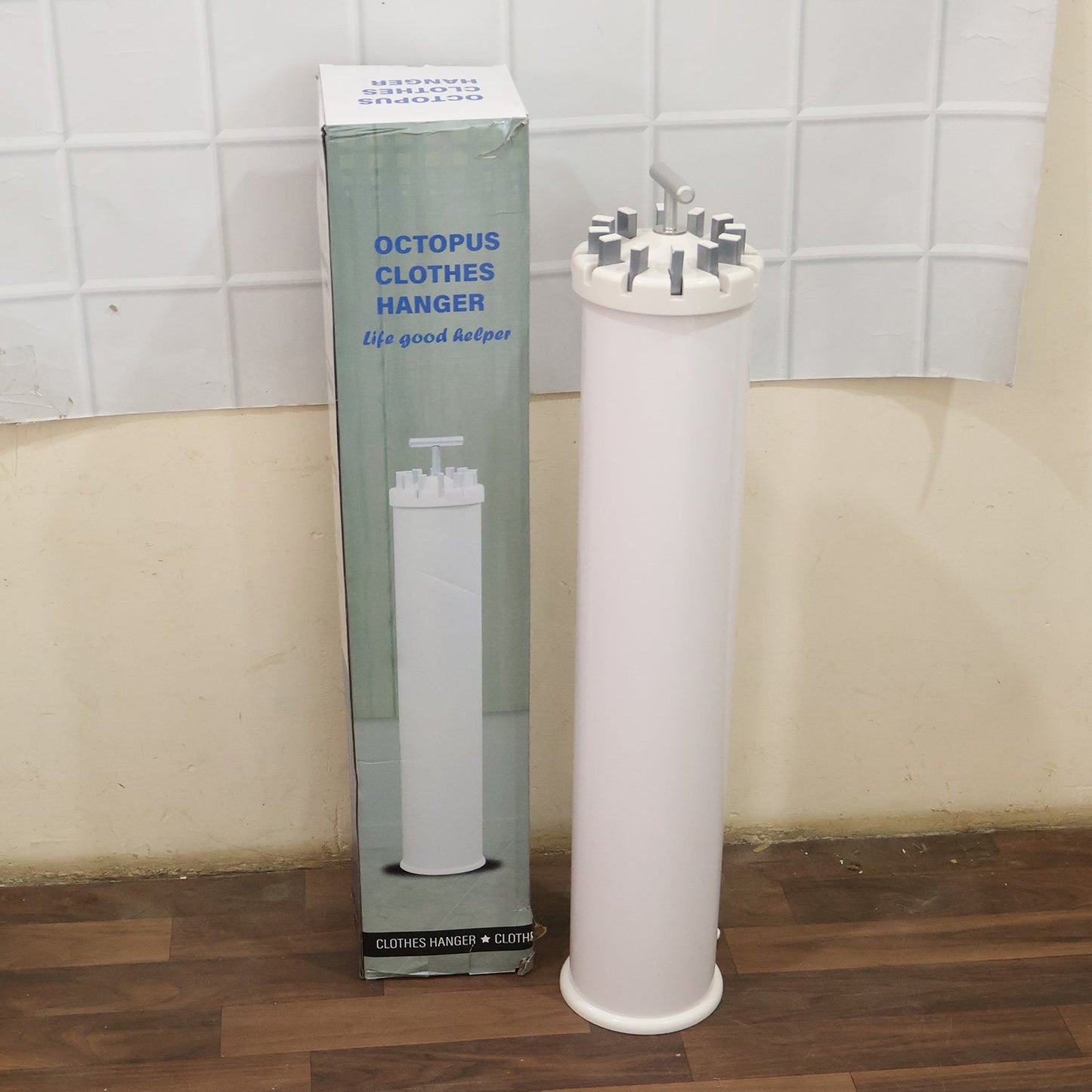 White cylindrical clothes hanger and its packaging box, both showing the product's design.