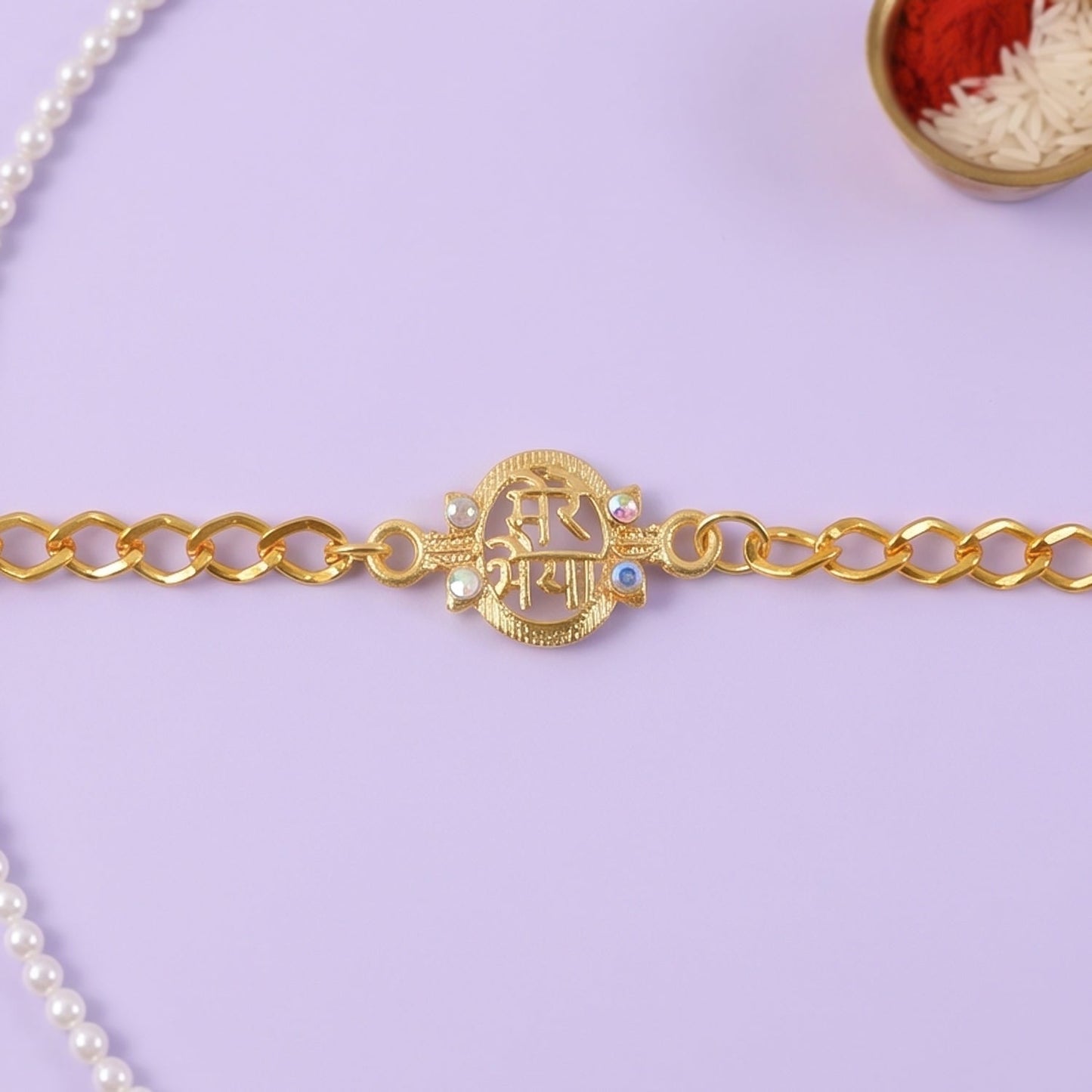 Decorative Mere Bhaiya Raksha Bandhan rakhi featuring a durable gold-plated chain.