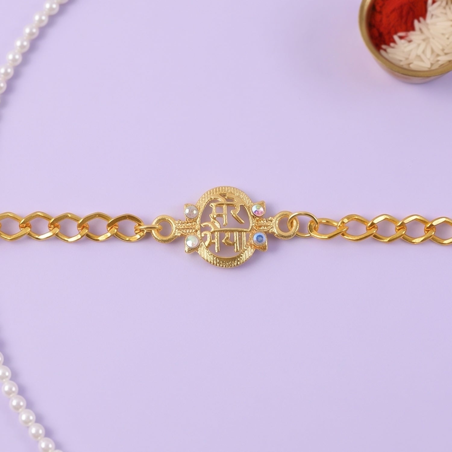 Decorative Mere Bhaiya Raksha Bandhan rakhi featuring a durable gold-plated chain.