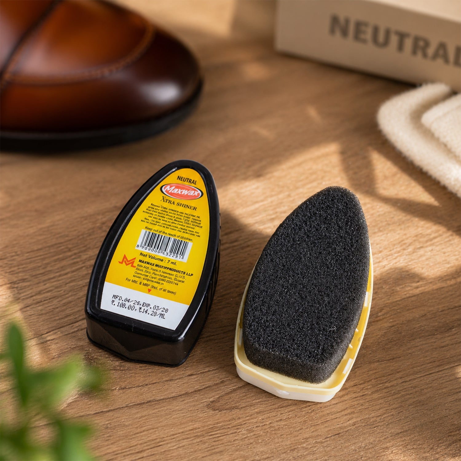 Portable shoe shiner liquid for quick shine