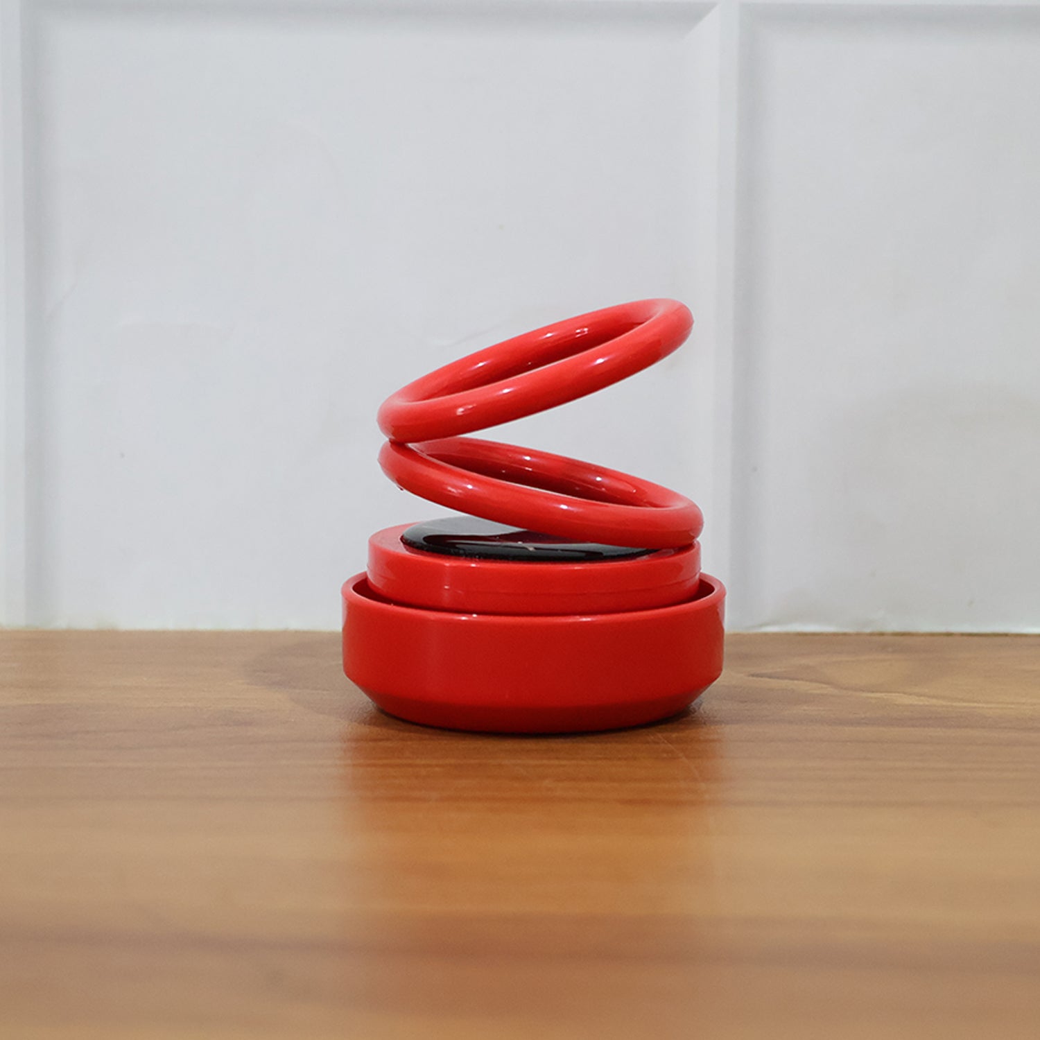 Solar aroma diffuser showing smooth rotating motion in car
