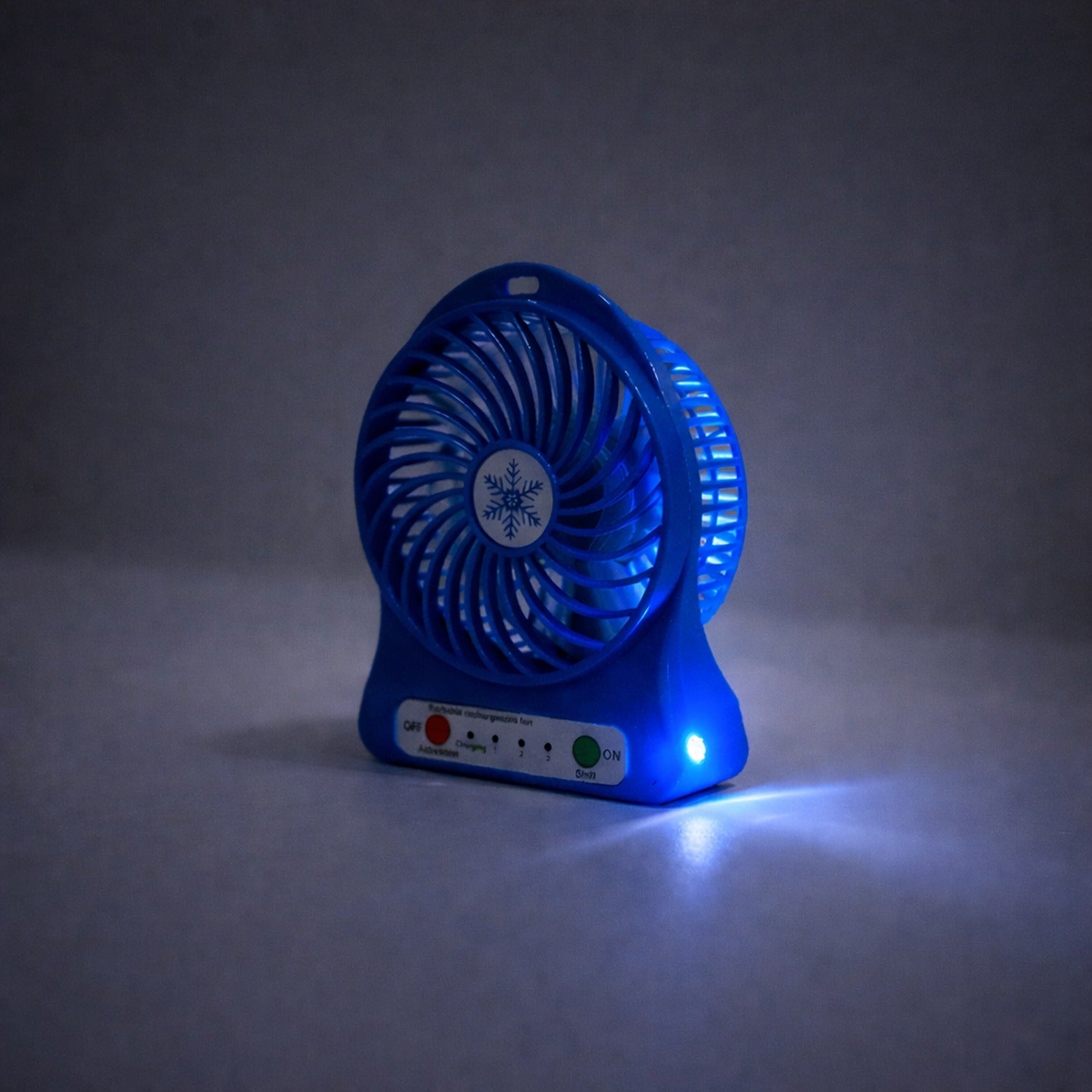 Lightweight portable mini table fan suitable for travel and outdoor use